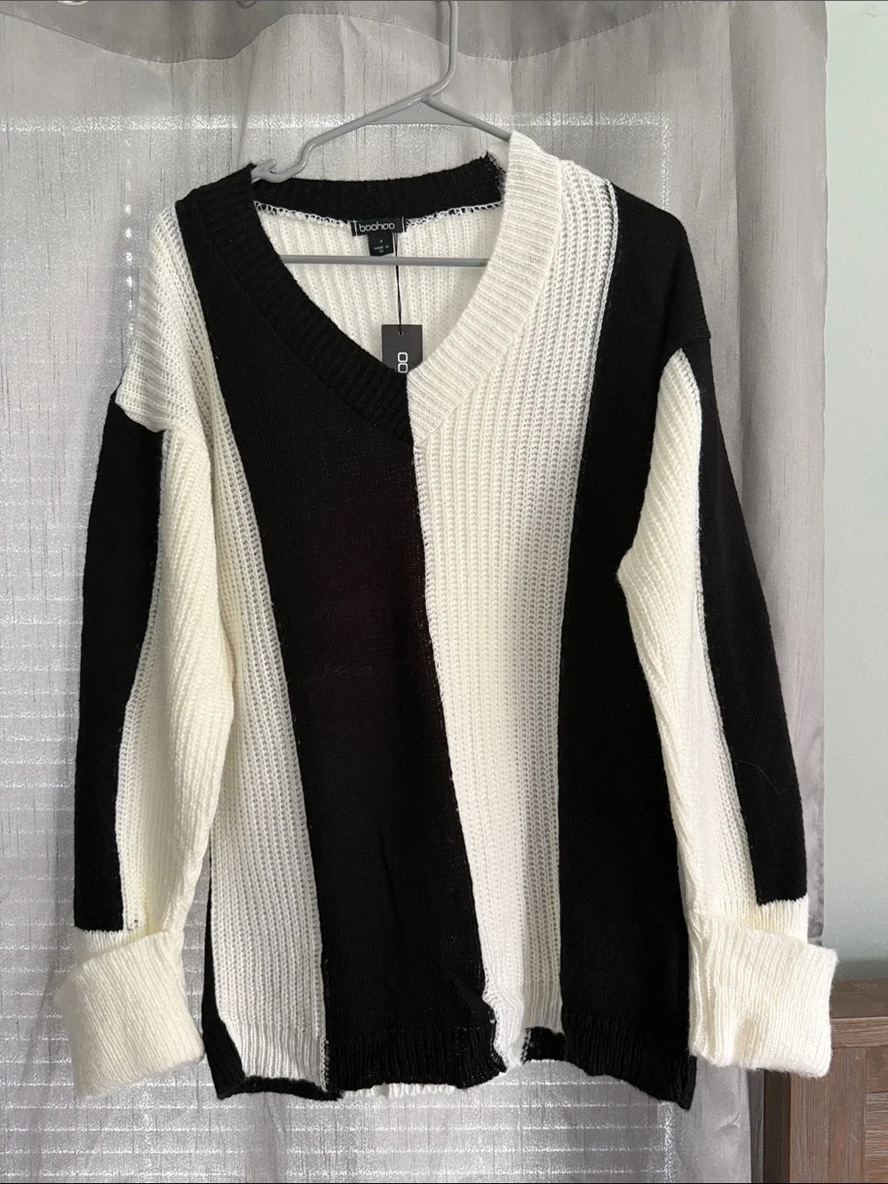 Boohoo Black & White V‑Neck Colorblock Knit Sweater